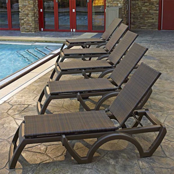 Asoleaderos cerca de una alberca