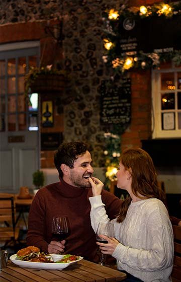 Una pareja cenando en un restaurante