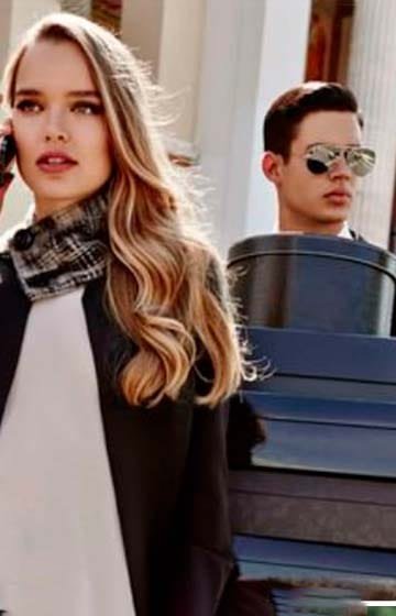 Concierge asistiendo a una mujer