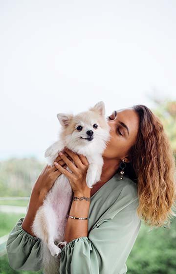 Mujer abrazando a un perro